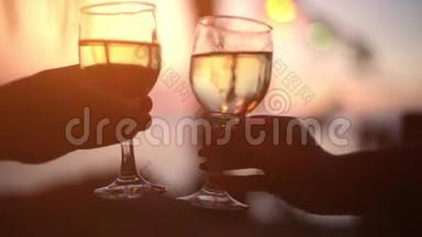 这对夫妇在美丽的夕阳下举杯祝酒，灯光明亮。1920x1080个